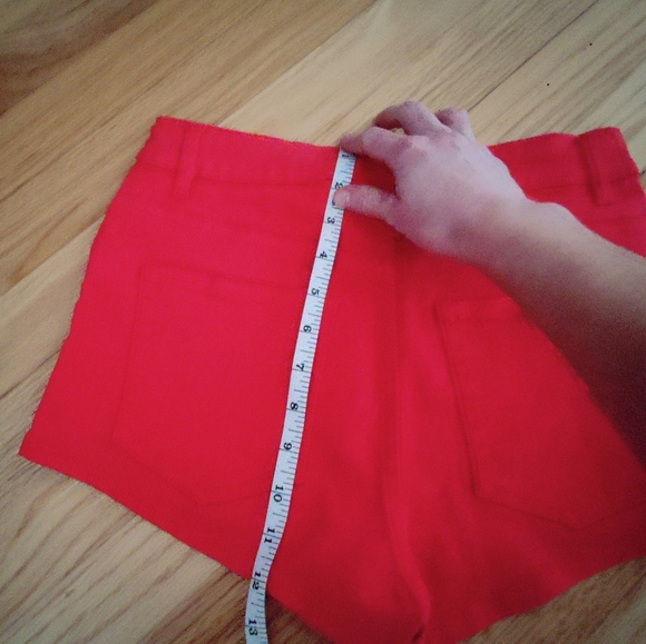 NWT H&M Red Distressed Denim High Waisted Shorts Women's Size 6 - Picture 7 of 8